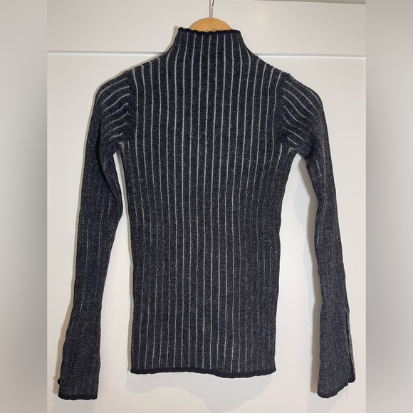 Aritzia Wilfred - Women’s turtle neck long sleeve - Picture 2 of 5